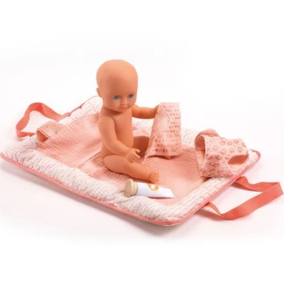 Djeco Sac à Langer Pour Poupon Pink Peak – Image 4
